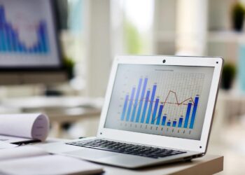 Доллар вновь начал торги с роста