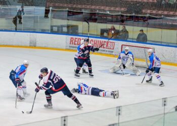 Хоккеисты ЦСК ВВС после матчей в Саратове ушли с последнего места