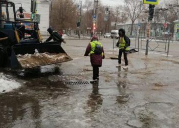 Самара продолжает ликвидировать последствия ледяного дождя 18 декабря 2022 года  