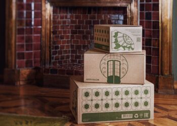 Почта России выпустила коробки для посылок в стиле Музея Модерна в Самаре 