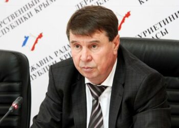 Сенатор предложил конфисковывать имущество россиян, уехавших из страны и критикующих ее