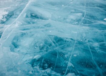 В Самарской области 31 декабря утонул снегоход, два человека провалились под лед 