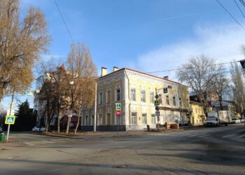 В Самаре собственника архитектурного памятника обязывают демонтировать самовольные конструкции на фасаде