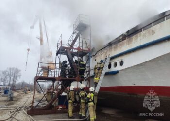 Появились фото и видео пожара на теплоходе «ОМ» в Самаре