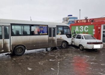 В Самарской области автобус въехал в легковушку и АЗС: пострадала пассажирка автобуса