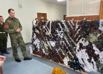 В Самаре депутат-участник СВО Холин навестил школьников, плетущих масксети для фронта