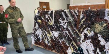 В Самаре депутат-участник СВО Холин навестил школьников, плетущих масксети для фронта