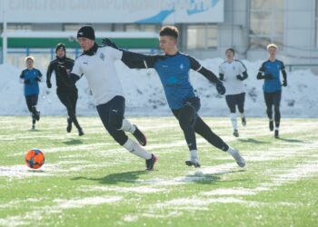 Футболисты начали борьбу за титул зимнего чемпиона Самарской области