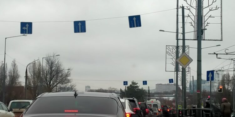 При такой установке знаков поворот направо на улицу Ерошевского оказывается запрещен. Фото: Людмила Николаева