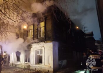 В Самаре горит многоквартирный жилой дом на улице Садовой