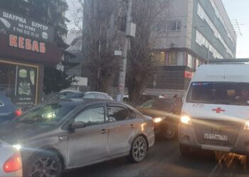 В Самаре ДТП на трамвайных путях спровоцировало гигантскую пробку на Мичурина