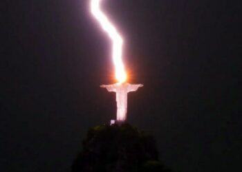 Молния ударила в статую Иисуса Христа на горе Корковаду в Рио-де-Жанейро