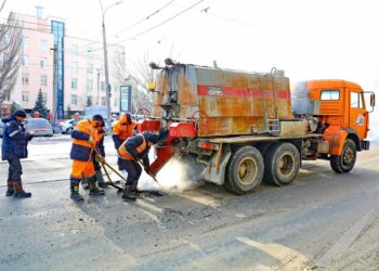 В Самаре начался сезонный аварийно-ямочный ремонт дорог