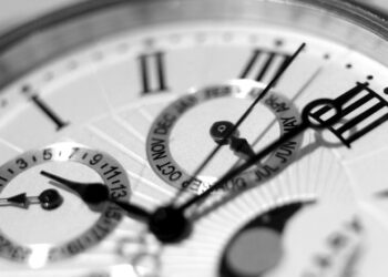 Депутат Госудумы Михаил Матвеев потребовал вернуть в России зимнее и летнее время