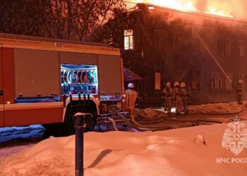 В Самаре на улице Ленинской загорелся двухэтажный дом