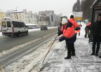Глава Самары Елена Лапушкина проверила, как организована уборка города от снега и наледи