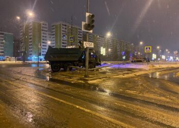 В Самаре «Камаз» снес опору линий электропередач, спровоцировав пробку