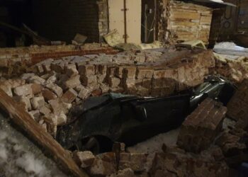 В Самаре стена дома начала XX века обрушилась на автомобиль