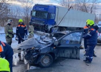 В Самарской области женщина в «Гранте» выжила в жутком ДТП с большегрузом