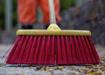 Самару начали подметать и отмывать после зимы