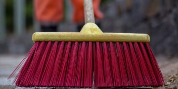 Самару начали подметать и отмывать после зимы