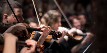 Артисты оркестра Самарской оперы протестуют против отстранения их от работы за отказ от медосмотра