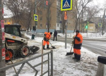 Зимняя погода не сдает позиций: в Самаре не прекращаются превентивная противогололедная обработка и уборка снега 