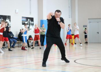 Чемпион мира по боксу Денис Лебедев потренировал спортсменов из Самары