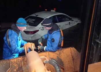 В Самарской области паводок смыл в реку такси