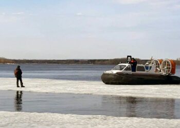 В Самаре сняли со льдины рыбака, ловившего рыбу на Вилоновском спуске