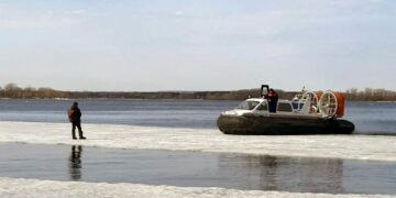В Самаре сняли со льдины рыбака, ловившего рыбу на Вилоновском спуске