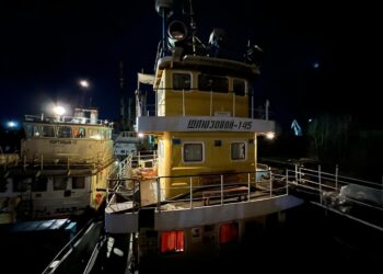 В Самаре ночью 29 марта горела грузовая баржа