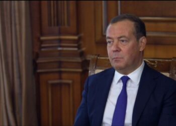 Дмитрий Медведев призвал скачивать «пиратский» контент и «разбрасывать» его по сети