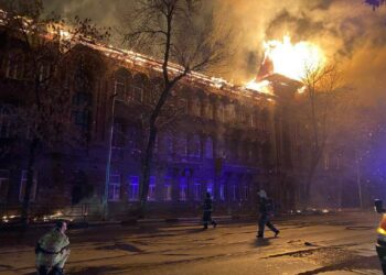 В Самаре загорелась одна из достопримечательностей города — дом Челышева на Красноармейской