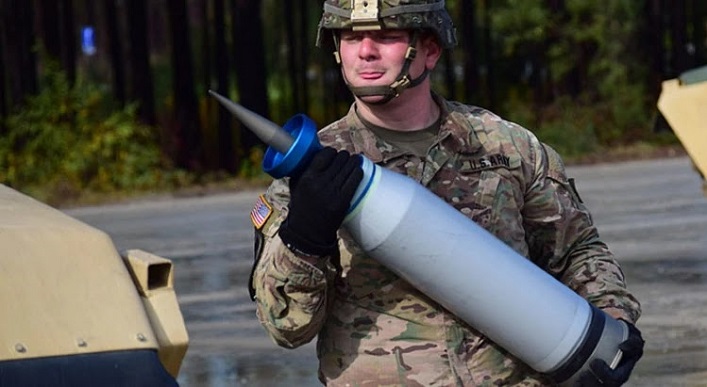 Противотанковый снаряд с сердечником из обедненного урана в руках солдата армии США. Фото: Public Domain