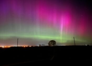 В регионах России из-за магнитных бурь наблюдали северное сияние в небе