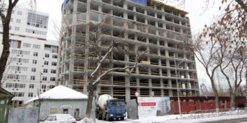 У компании, выбивающей миллиарды из бюджета, арестовали счета и имущество, а директора объявили в международный розыск