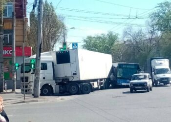 В Самаре автобус №47 с пассажирами столкнулся с грузовиком