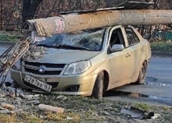 В Новокуйбышевске китайская легковушка снесла фонарный столб