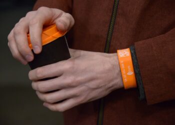 В Самаре стартовал проект «Браслет Амулет», который поможет людям не теряться