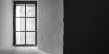 В Самарской области девочка-подросток выпала из окна школы