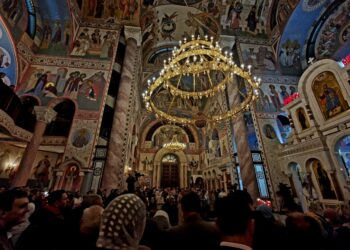 В Самаре сотни прихожан посетили пасхальные богослужения ночью 16 апреля