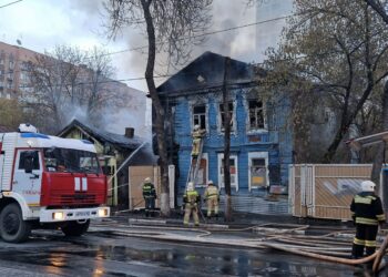 В Самаре горят два дома на улице Галактионовской