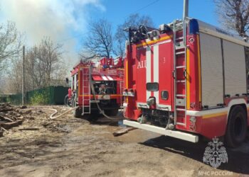 В Самаре на Барбошиной поляне загорелся жилой частный дом