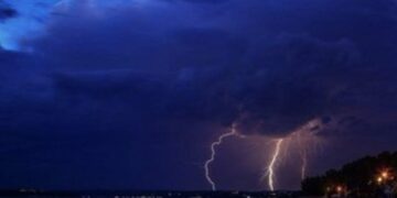 На Самару ночью 2 мая обрушилась мощная гроза с градом