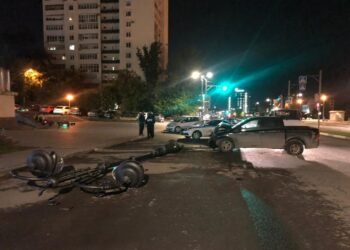 В Самаре в вечером 15 мая пьяный водитель снес фонарный столб