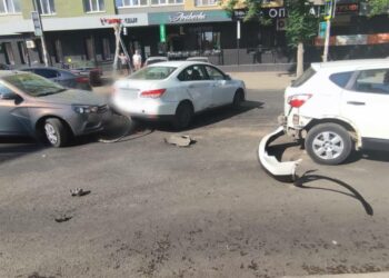 В Самаре на улице Революционная Hyundai протаранил пять встречных авто