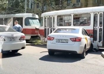 В Самаре около Постникова оврага такси протаранило трамвай