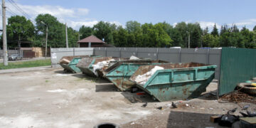 Реформа навела порядок с вывозом коммунального мусора, но ничего не может сделать с другими видами отходов