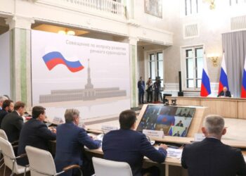 Дмитрий Азаров доложил Владимиру Путину о работе по созданию портово-логистического хаба